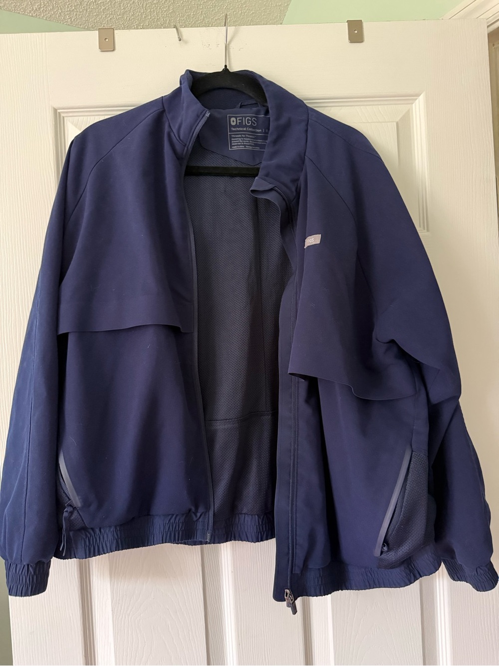 Figs Women’s Sydney Scrub Jacket.